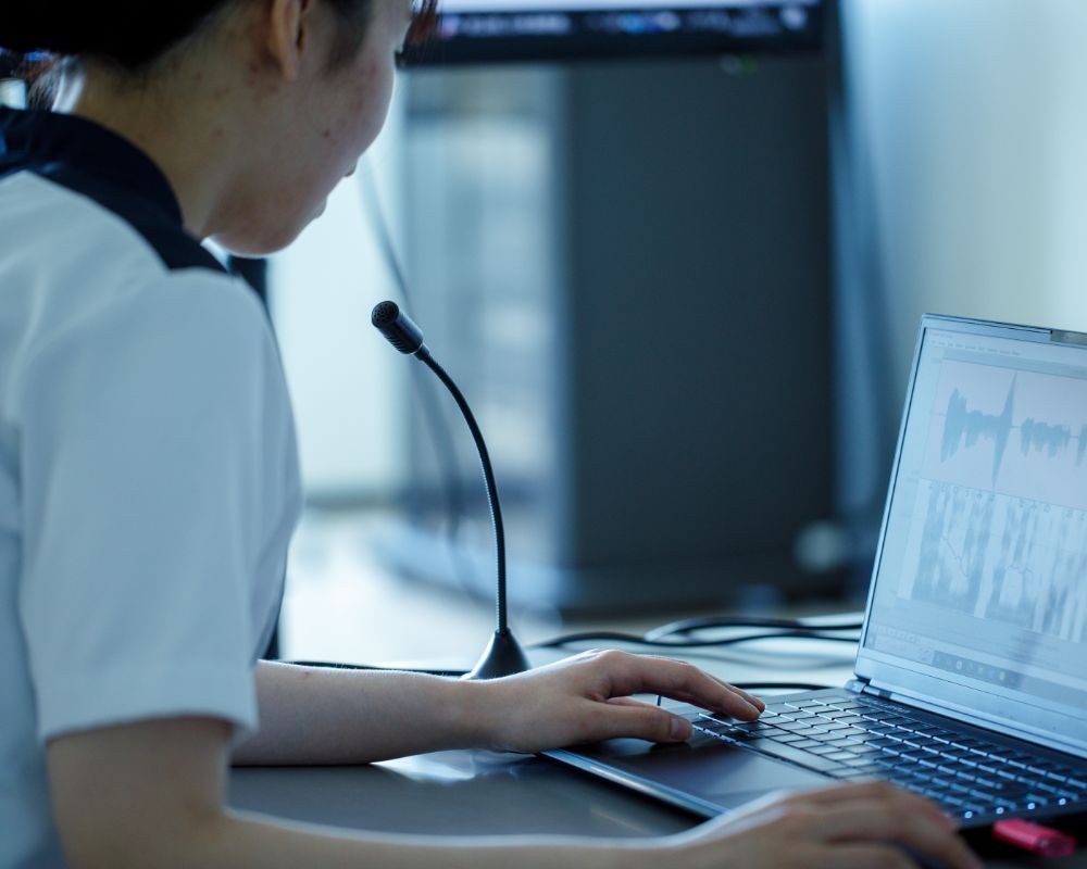 音響分析ソフトを使った音声学の実習の様子