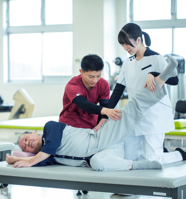 患者と専門家がリハビリテーションを行っている実習の様子